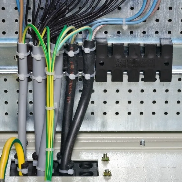 NSYSCCDINLG140 | Пластиковый держатель для кабелей на DIN-рейку, Schneider Electric