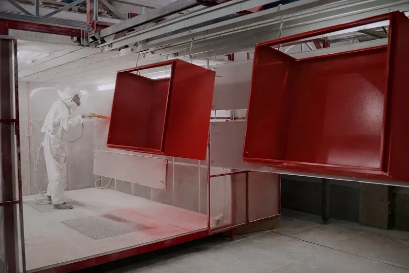 Рабочий наносит краску на корпуса.jpg