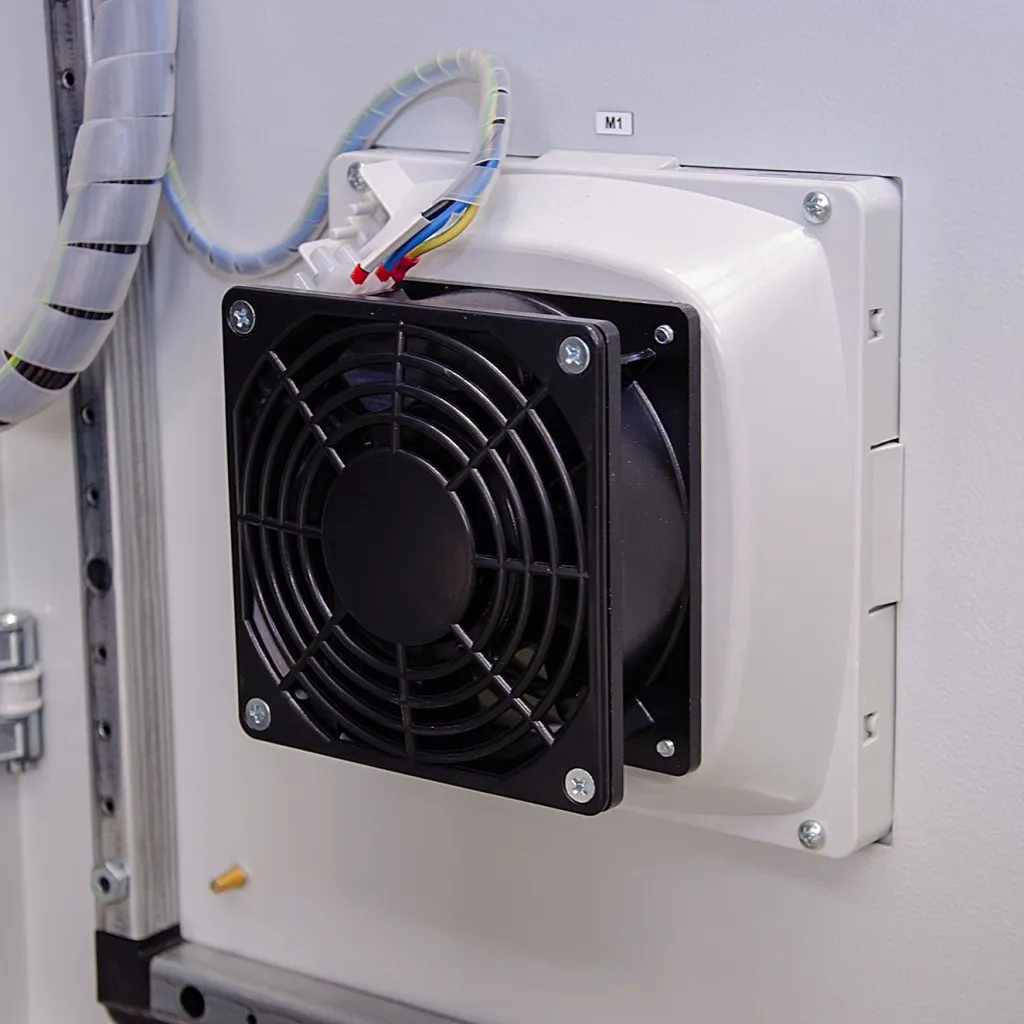 Вырез в двери напольного щита с установленным вентилятором, виз с внутренней стороны двери