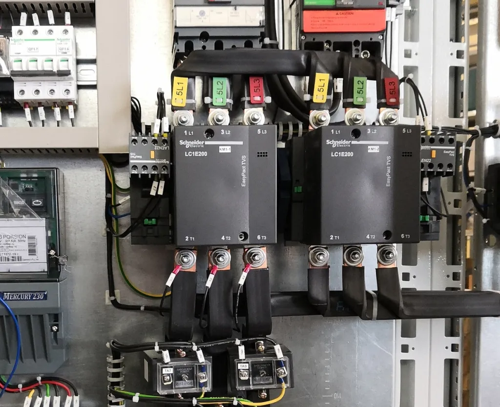 Подключение контакторов с помощью гибких шин Подключение контакторов с помощью гибких шин